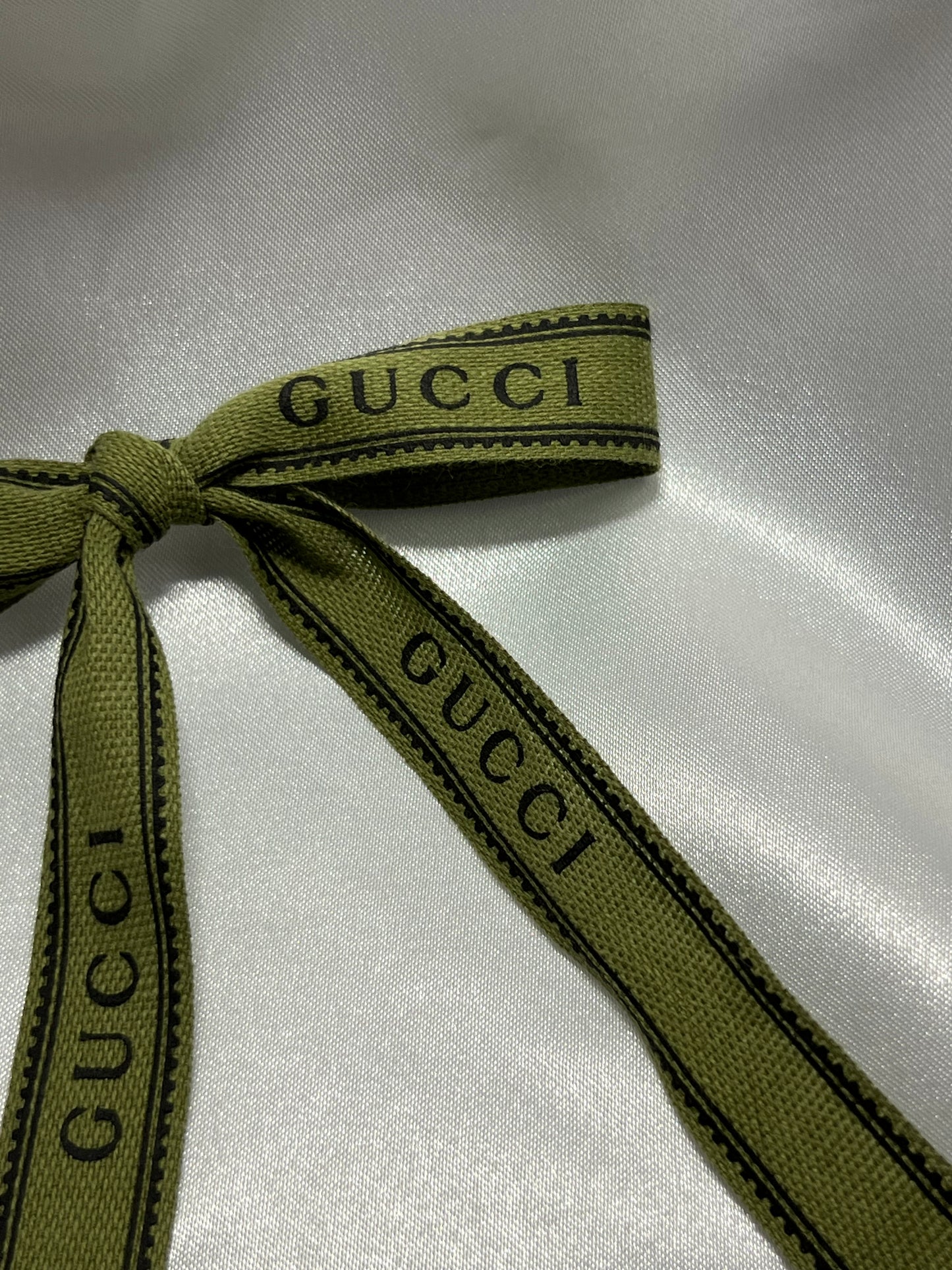 GG hair clips